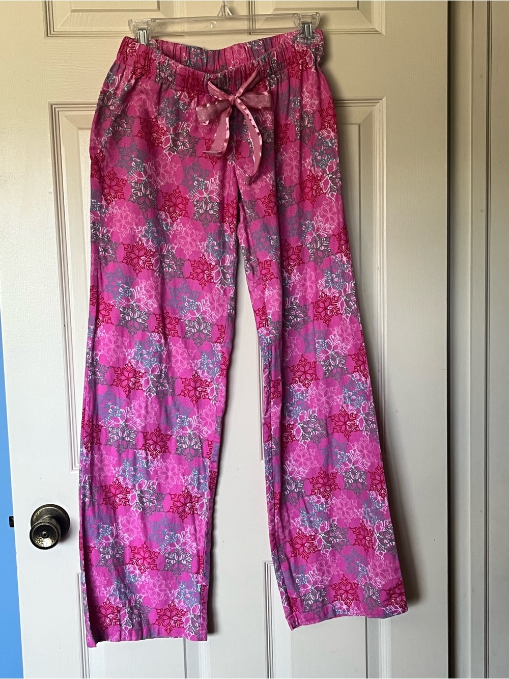 Old Navy Women's XS Pink Snowflake Flannel Pajama Pants with Satin Pink/Silver